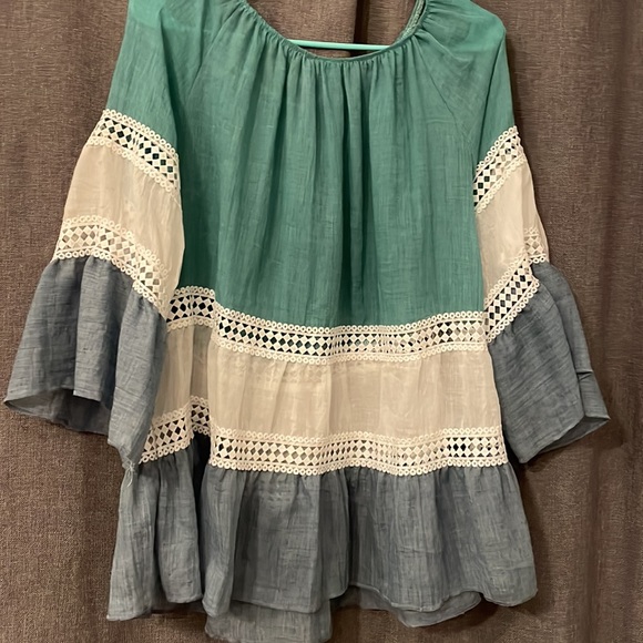 Blouse. Sheer in the white area. Runs large. Size small. New without tags - Picture 4 of 6